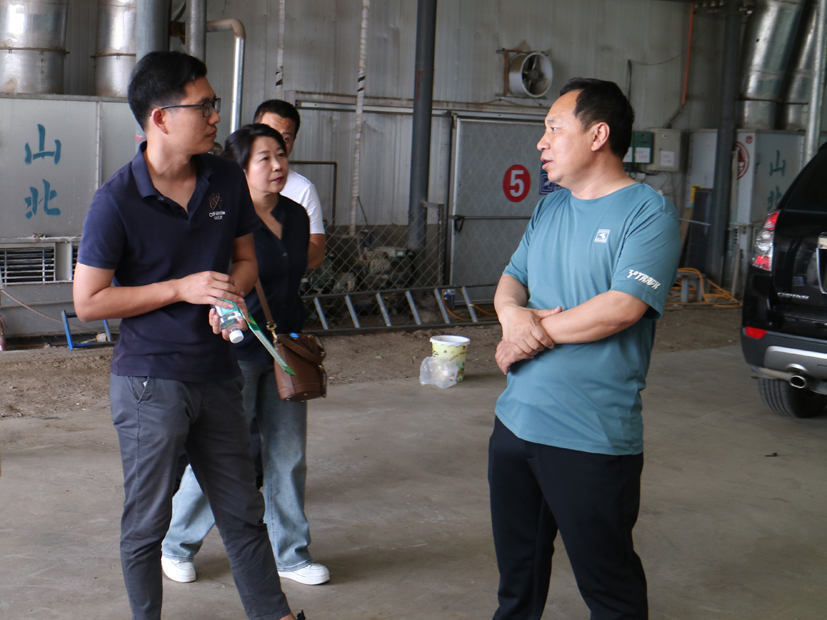 专家与合作社负责人交流.JPG